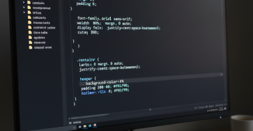 Giao diện mã CSS trên màn hình máy tính